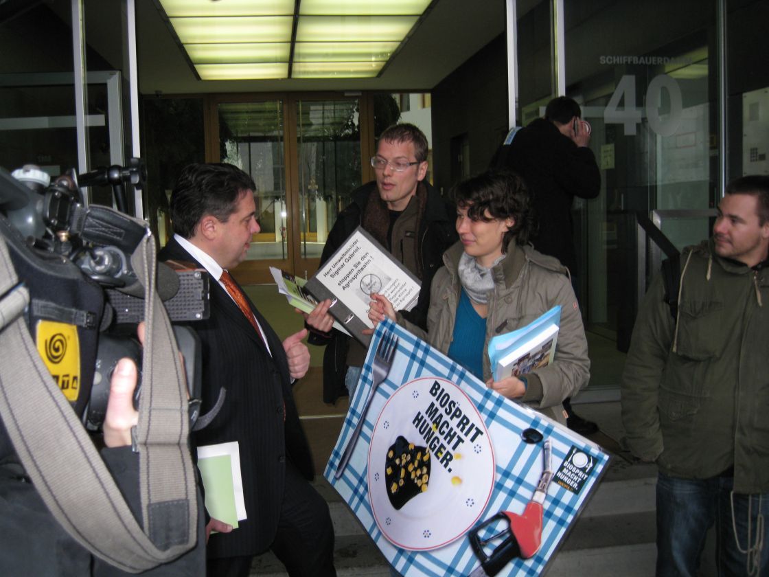 Aktivist*innen machen beim damaligen Bundesumweltminister Sigmar Gabriel (SPD) auf die Folgen von Biosprit aufmerksam (2008)