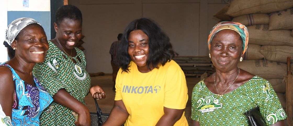 SEND Ghana - Kakaobäuerinnen Fünf Frauen in Ghana