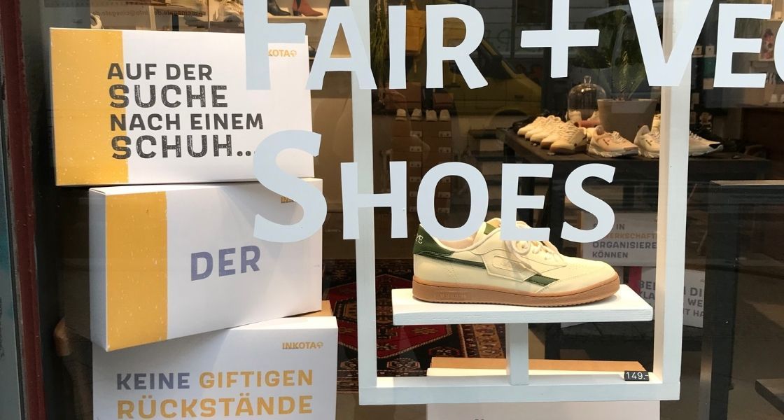 Turnschuhe und Schuhkartons in einem Schaufenster