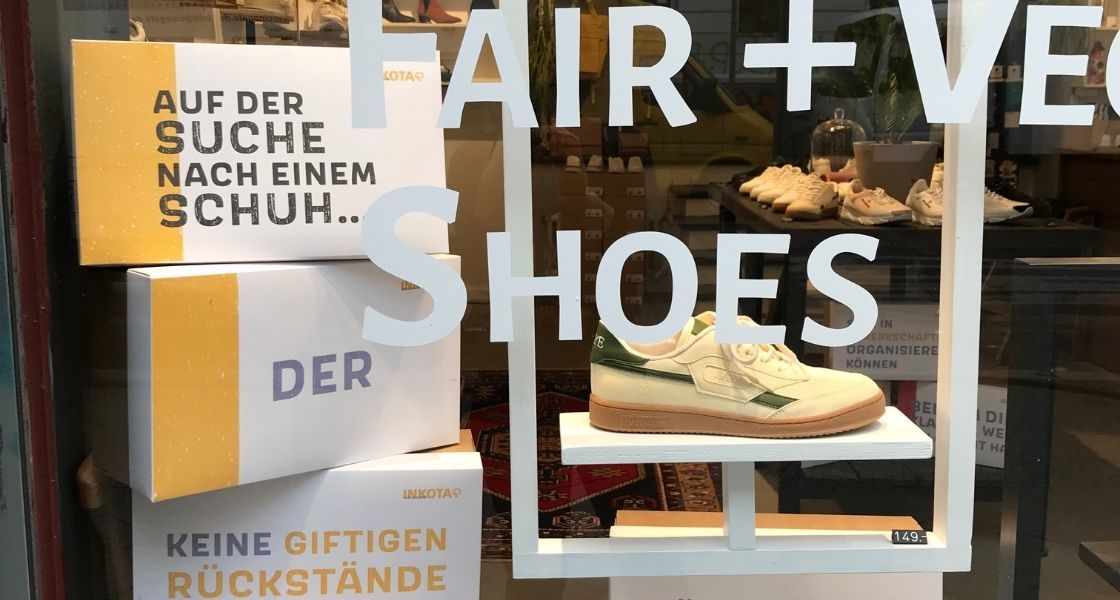 Die Schuhkarton-Ausstellung im Loveco Store für nachhaltige Schuhe in Berlin-Kreuzberg. 