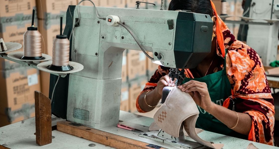 Näherin in Bangladesh Näherin bei der Schuhherstellung