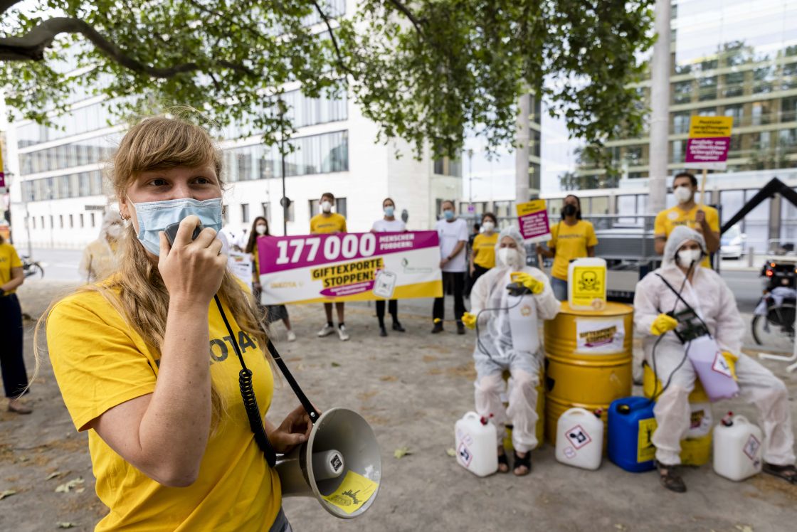 Übergabe von 177.000 Unterschriften um der Kamapagne Giftexporte stoppen, Frau mit Megafon, Aktion