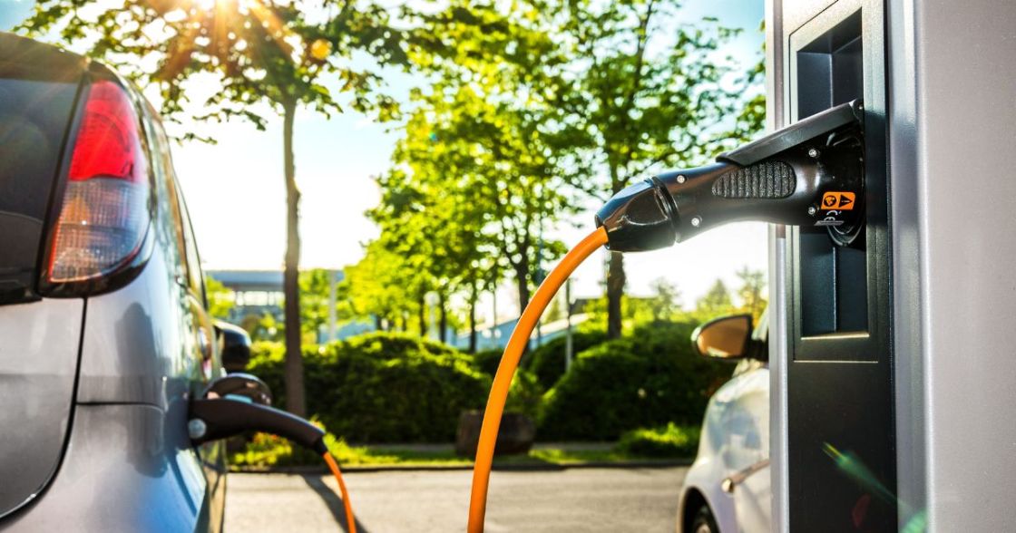 Elektrisches Auto auf einer Ladestation mit Backen und Leuchtkerzendetails, Shutterstock Petair ID 1517572181 