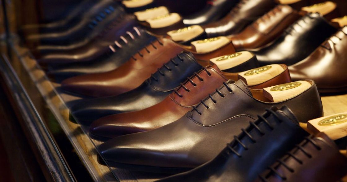 Eine lange Reihe an Herrenschuhe aus Leder
