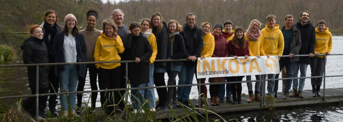 Das INKOTA Team, im Herbst 2023 auf einem Steg am See in Kloster Lehnin.