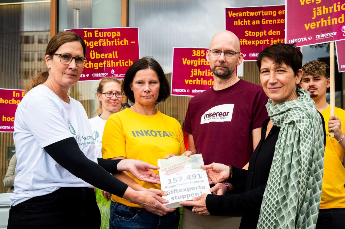 Giftexporte stoppen. Übergabe der Petition an BMEL Staatsekretärin Bender