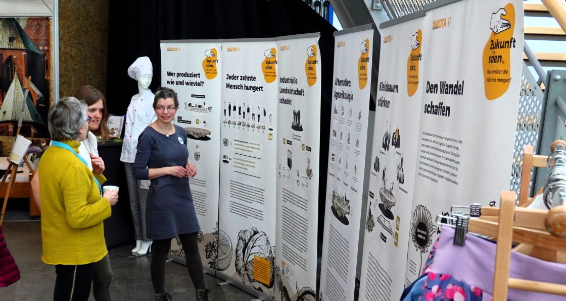Frauen betrachten die Ausstellungsplakate