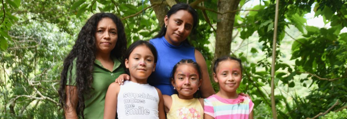 Familie Perez aus Guatemala ist beim INKOTA-Projekt dabei. Zwei Frauen und drei Kinder