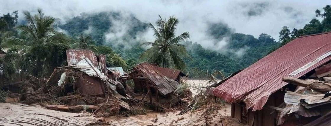 Kaputte Hausdächer und Häuser, Schlamm