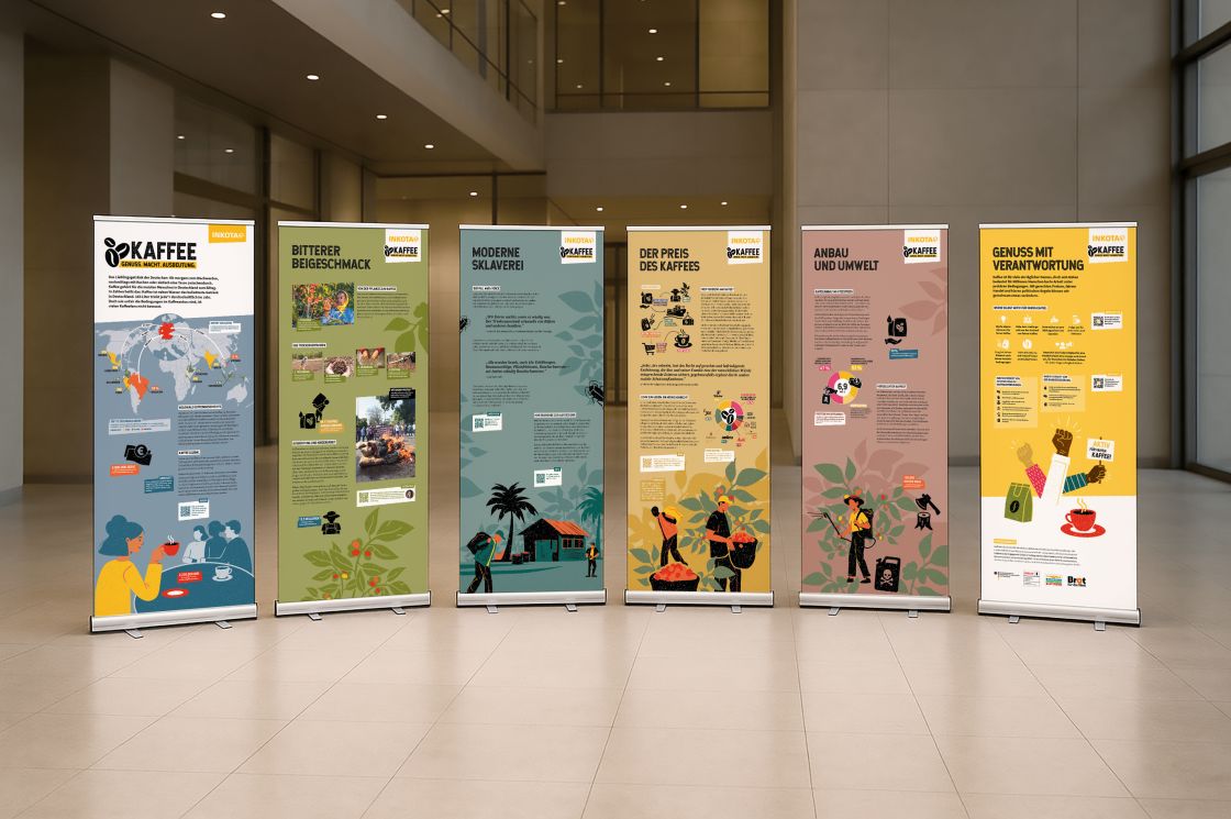 Die sechs Roll-Ups der Kaffee-Ausstellung stehen nebeneinander in einer Halle