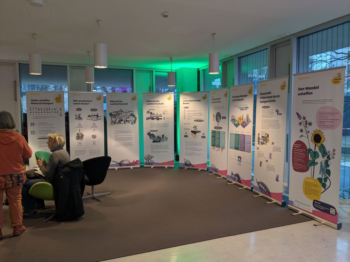 Foto der Ausstellung "Zukunft Säen" von Inkota in den Räumen der Heinrich Böll Stiftung