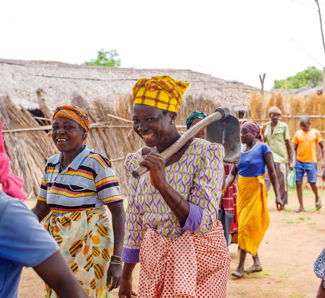 Lachende Frauen in Nampula auf dem Weg zur Feldarbeit