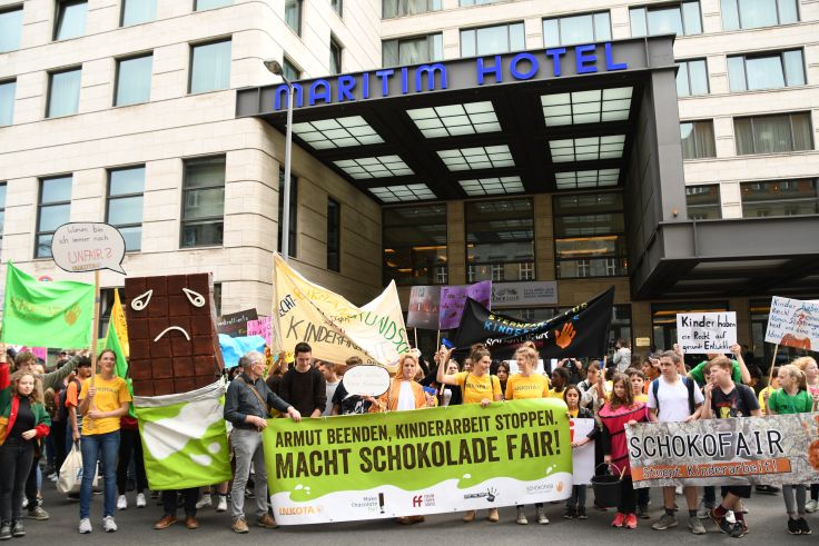 Protest vor dem Tagungsort der 4. Weltkakaokonferenz in Berlin. Foto: Fritz Schadow/INKOTA