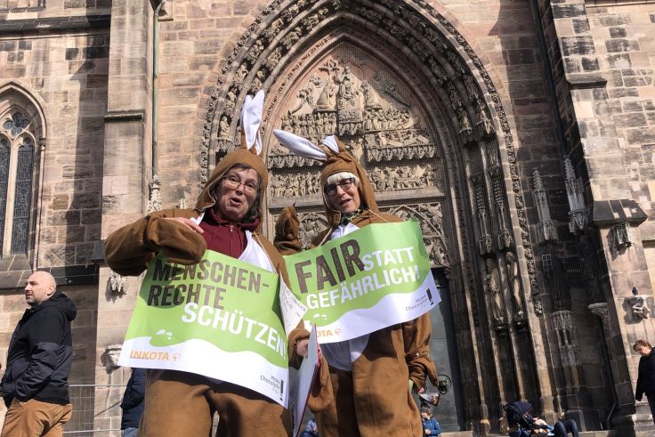 Die Hasen vom Lorenzer Laden in Nürnberg beim protestieren für faire Schokolade vor dem Lorenzkirche.