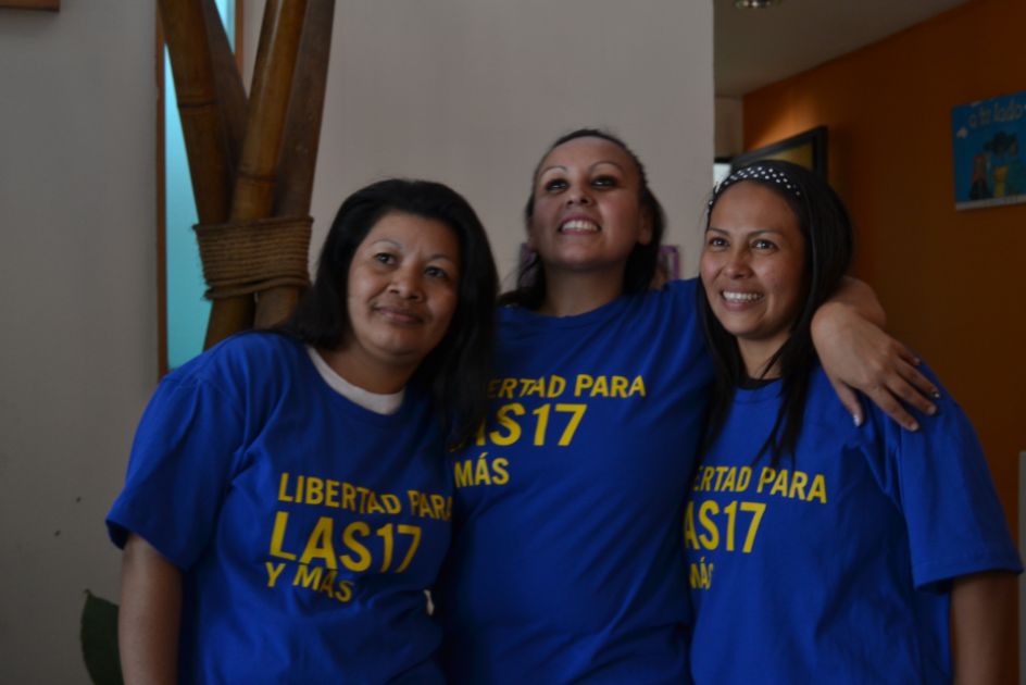 María del Tránsito Orellana Martínez, Cinthia Marcela Rodríguez Ayala und Alba Lorena Rodríguez Santos liegen sich nach ihrer Entlassung freudig in den Armen.i.