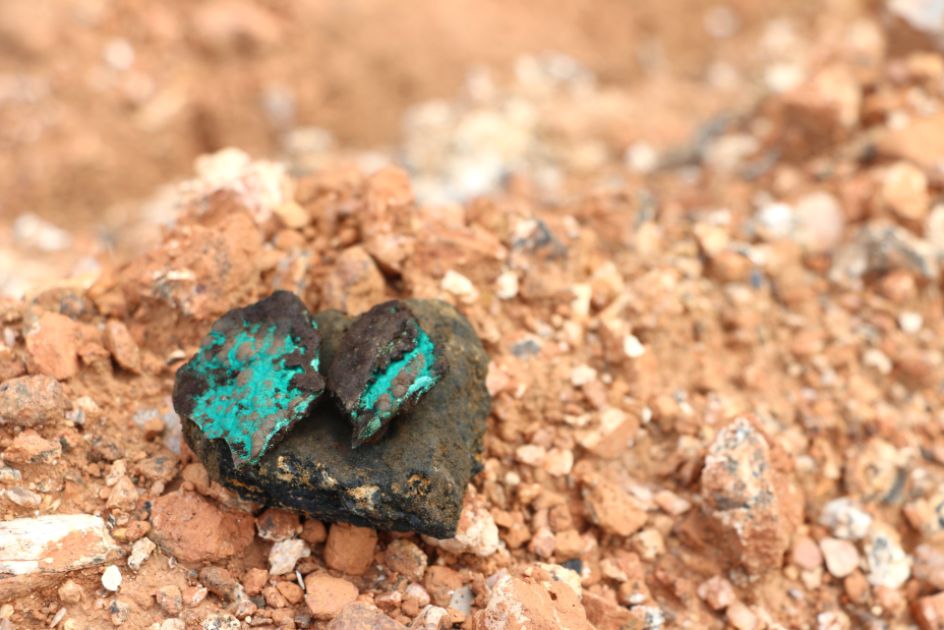 Kobalt tritt häufig in Verbindung mit Kupfer und Malachit (blau-grüne Steine) auf. Foto: Fairphone (CC BY-SA 2.0)