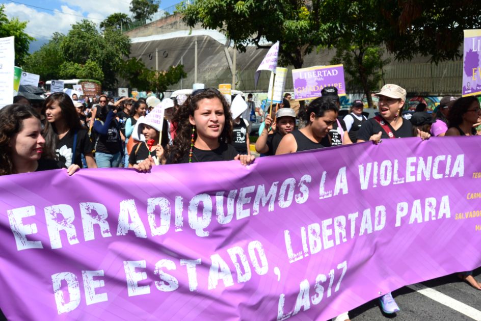 Mit einem großen Frontbanner zieht ein Demozug für die Freilassung der Inhaftierten durch die Straßen von San Salvador.