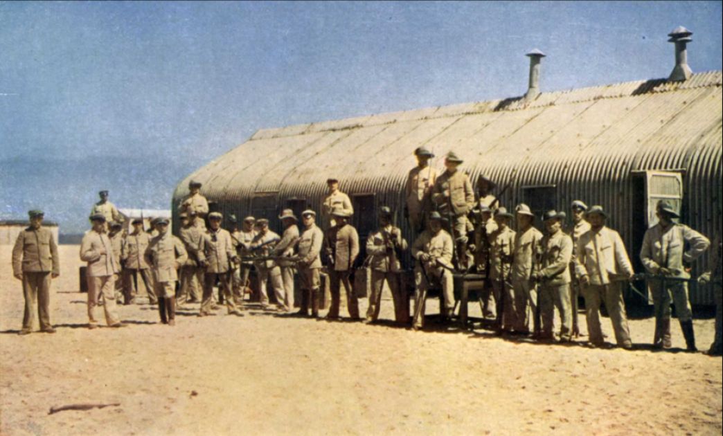 Reiter der Schutztruppe in Swakopmund, Deutsch-Südwestafrika. Die Schutztruppe hat den ersten Genozid des 20. Jahrhunderts zu verantworten. Foto: Robert Lohmeyer, Bruno Marquardt oder Eduard Kiewning
