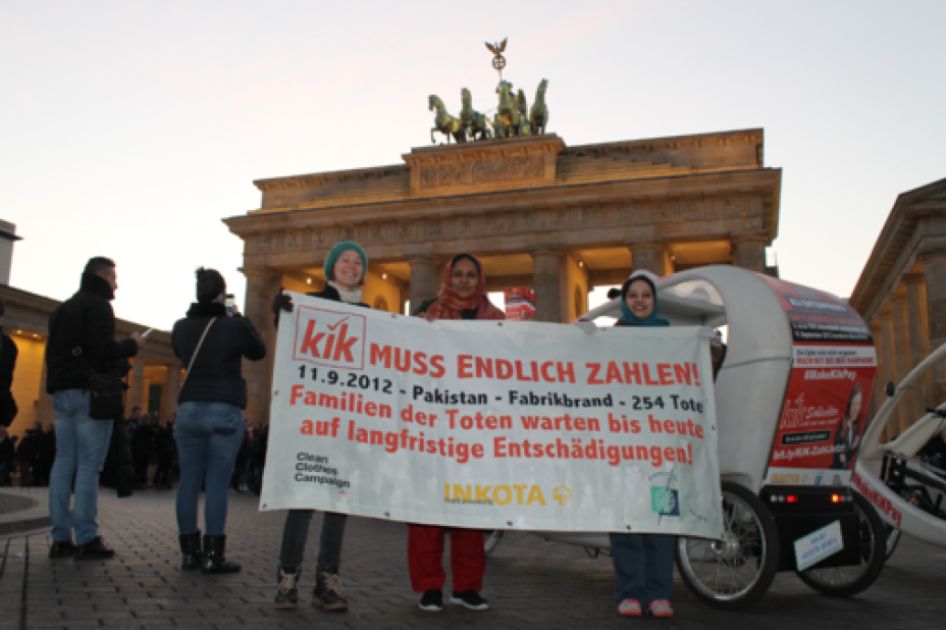 Protest vor dem Brandenburger Tor: Kik muss endlich zahlen!