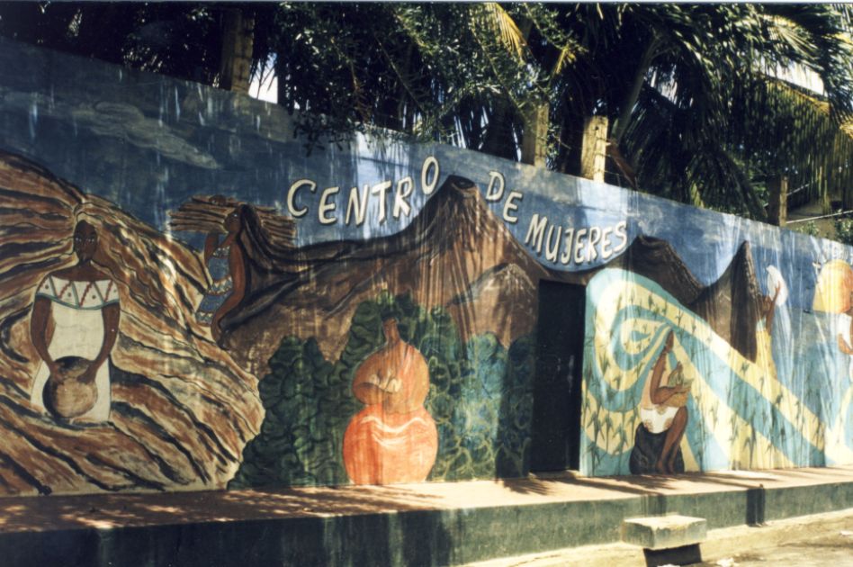 Die Außenwand des Frauenzentrum Xochilt Acalt in Malpaisillo, Nicaragua im Jahr 2002 