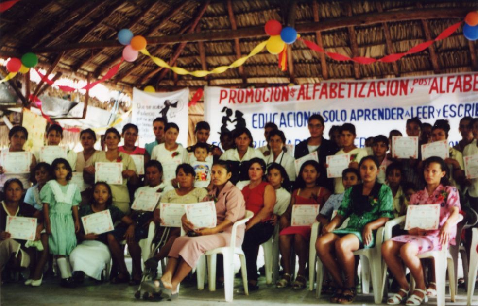 Absolvent*innen des Alphabetisierungsprogramms von Xochilt Acalt bei einer Abschlussfeier 2008