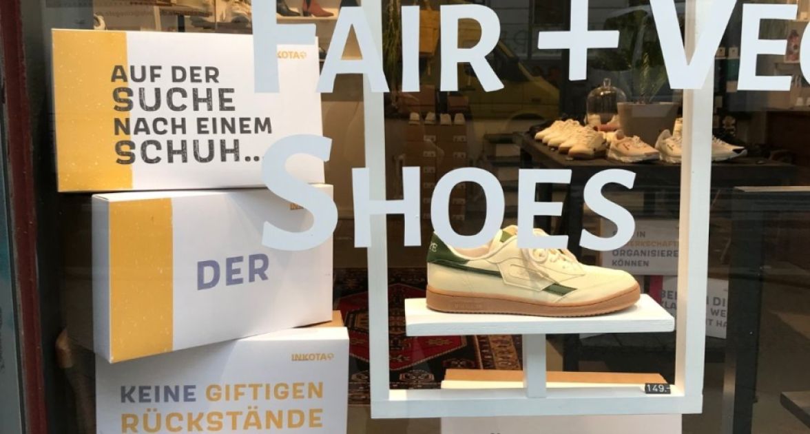 Turnschuhe und Schuhkartons in einem Schaufenster