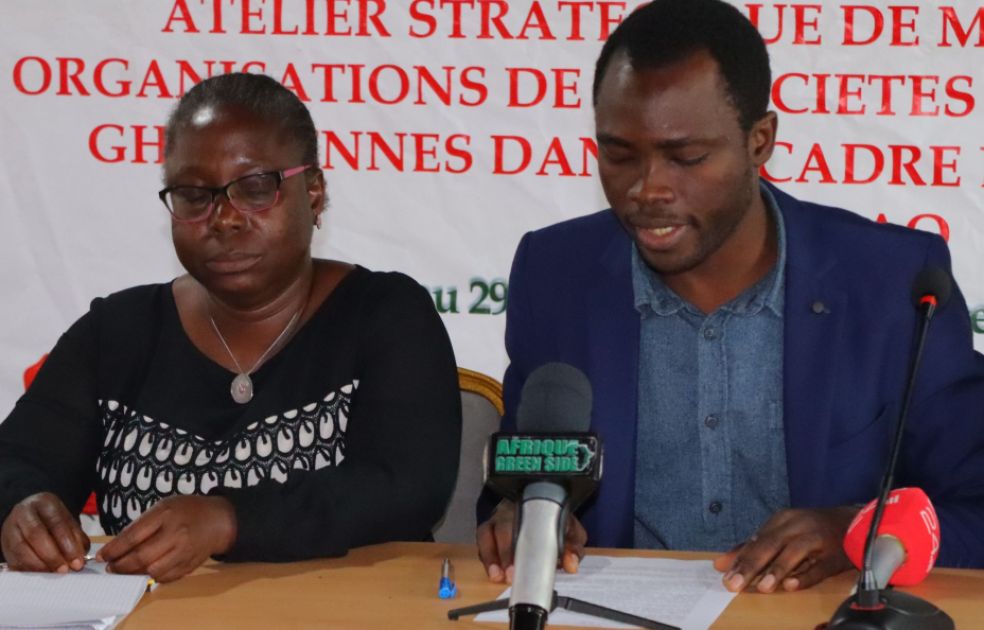 inks Pauline Zéi (Direktorin Inades-Formation Cote d'Ivoire und Koordinatorin der PICD)  rechts Bakary Traoré (Direktor IDEF)