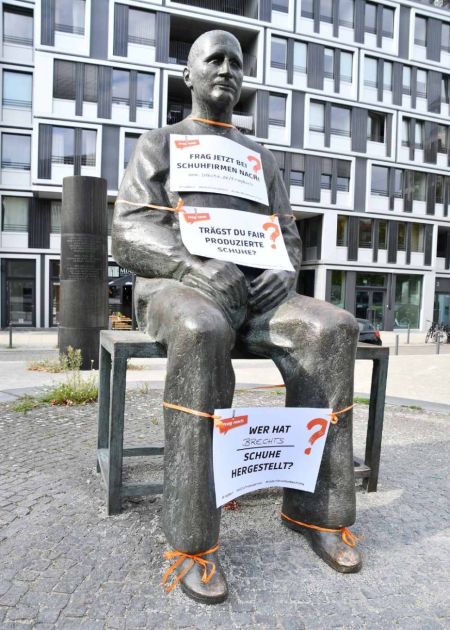 Aktionswoche Denkmal an faire Schuhe Brecht Berlin