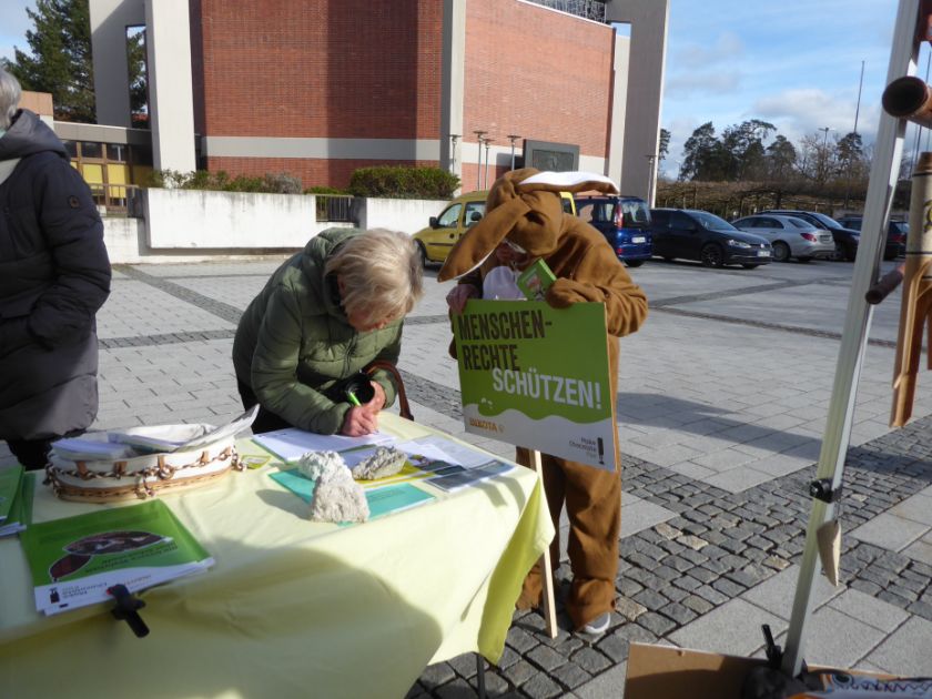 Weltladen Initiative Landkreis Mühldorf Waldkraiburg beim Unterschriftensammeln für Genuss ohne Gift.