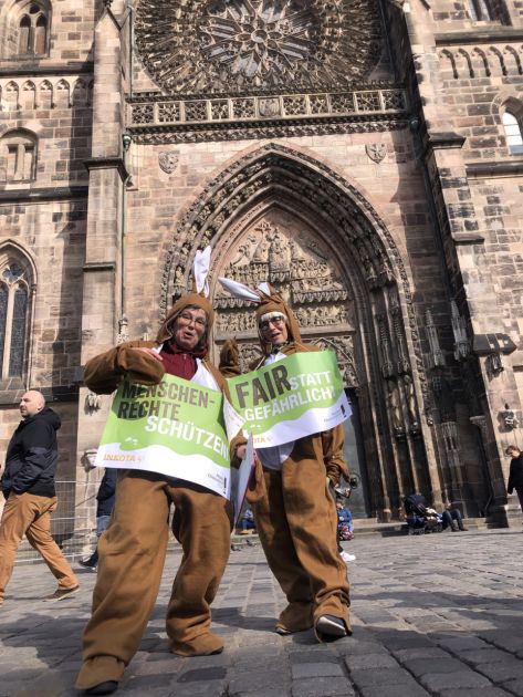 Die Hasen vom Lorenzer Laden in Nürnberg beim protestieren für faire Schokolade vor dem Lorenzkirche.