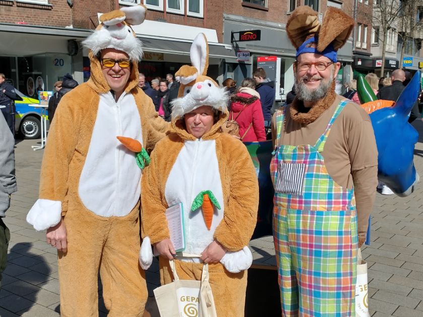 Bepackt mit vielen Infos und guter Laune - so waren die Osterhasen des Weltladens Esperanza in Wesel unterwegs.