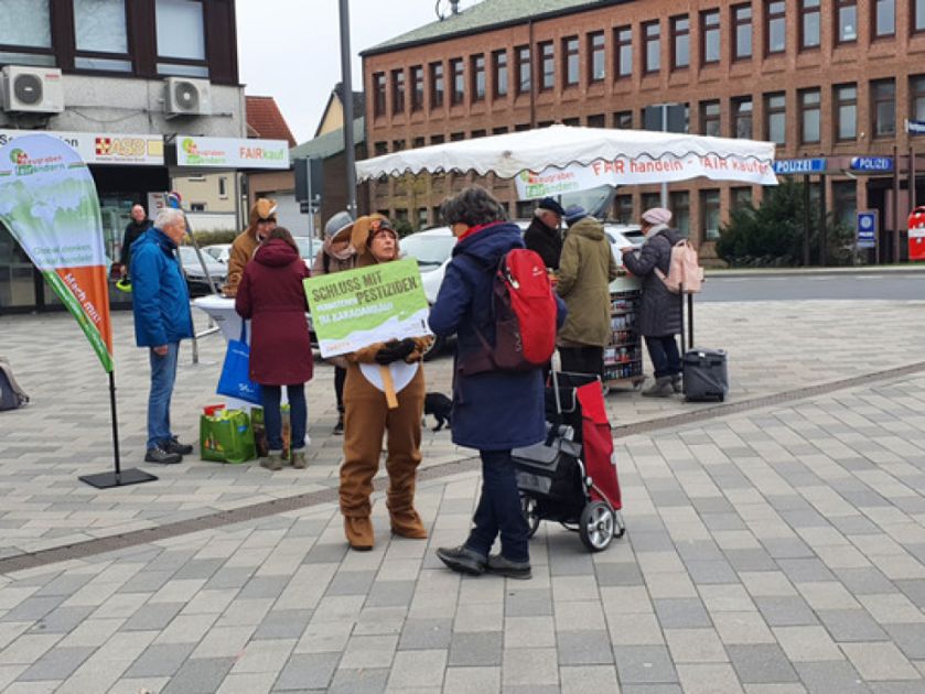 Ein Schwatz mit Passant*innen - und Infos rund um faire Schokoalde. Dafür gehen jedes Jahr die Osterhasen auf die Straße. Wie hier die Initiative FairÄndern aus Neugraben.