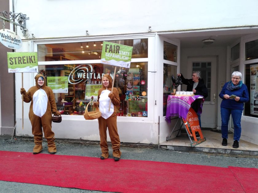 Osterhasenprotest vor dem Weltladen in Aurich.