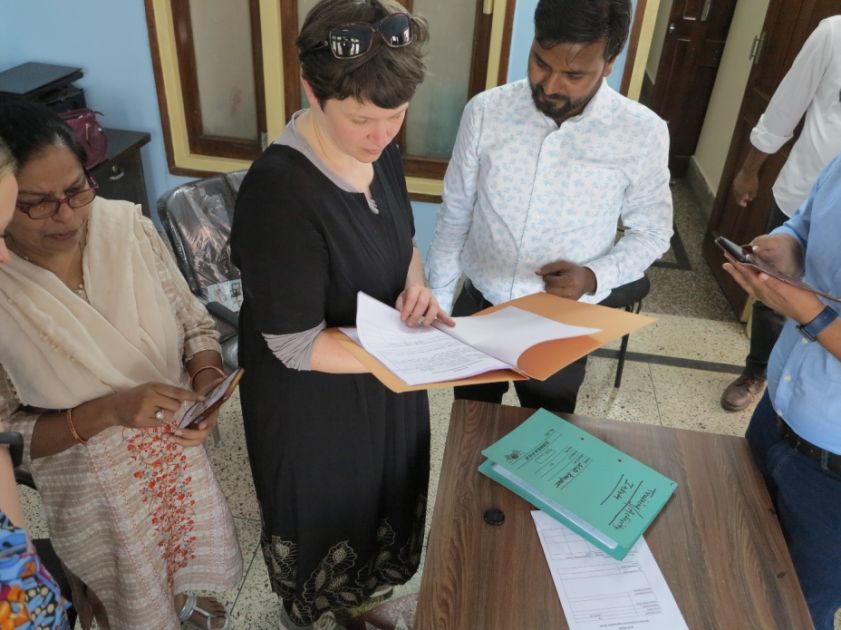 SLD-Mitarbeiter Tauseef Ahmad erläutert INKOTA-Kollegin Anne Neumann die Trainingsmodule und Beratungsprozesse für Arbeiter*innen in Kanpur | © INKOTA