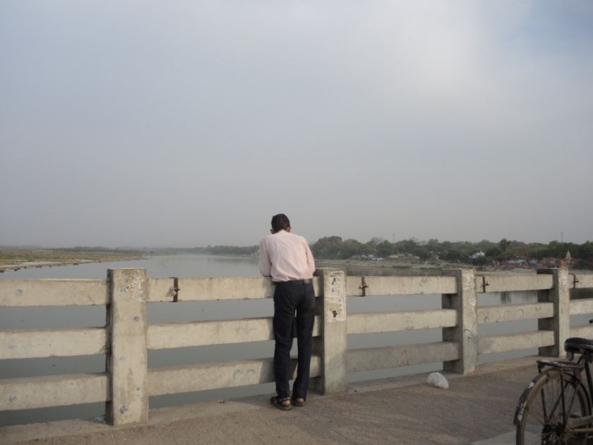 Ein Mann blickt in der Gerbereistadt Kanpur auf den Ganges | © INKOTA