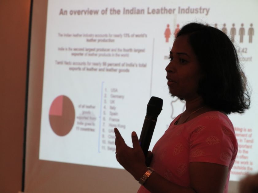 CIVIDEP-Mitarbeiterin Kohila Senbagam informiert zivilgesellschaftliche, gewerkschaftliche, akademische und unternehmerische Akteure in Indien und weltweit über die Lebens- und Arbeitsbedingungen dieser Menschen. | (c) INKOTA