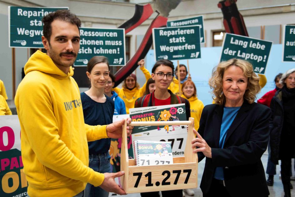 Übergabe der Petition Reparaturbonus jetzt! an Umweltministerin Steffi Lemke, Berlin 17.10.2023