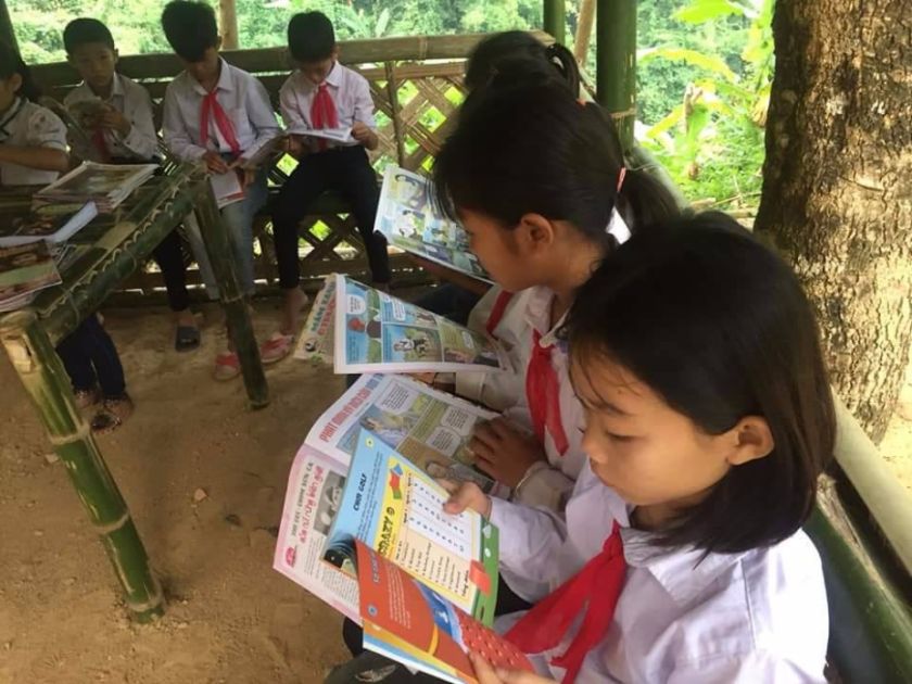 Kinder lesen in Schulheften