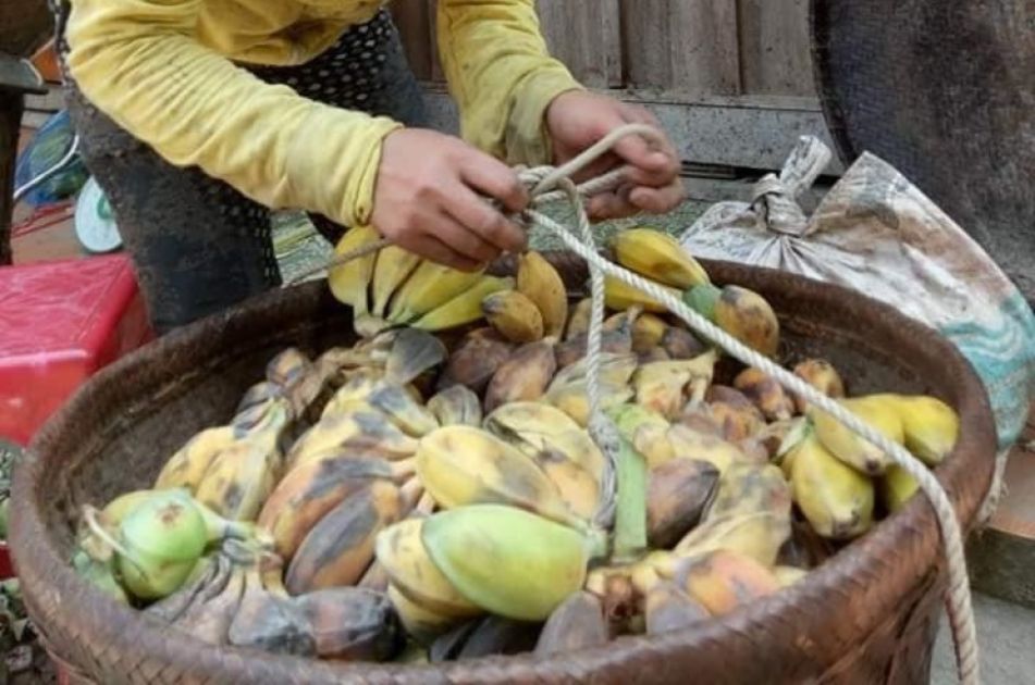 Wildbananen in einem großen Korb