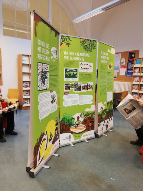 Roll-Ups Roll-Ups der "Make Chocolate Fair!"-Roll-Up-Ausstellung