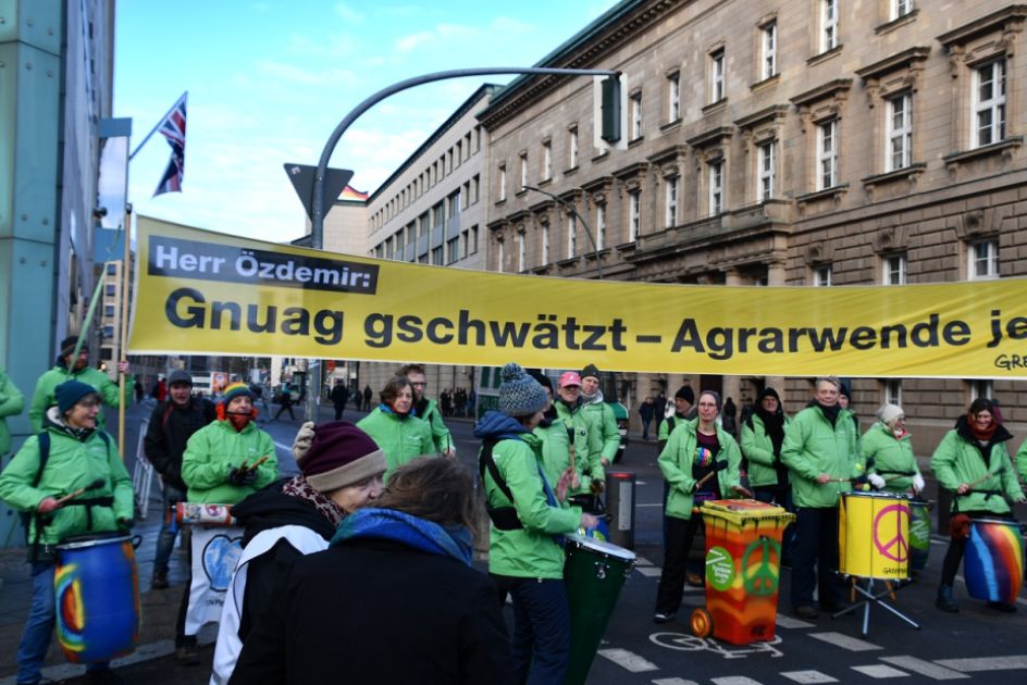 Gruppe von Menschen, die auf Fässern trommeln