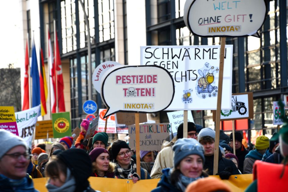 Demo mit vielen Menschen und Schildern