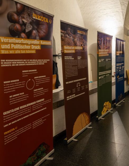 Roll-Ups der "Die große Gier"-Ausstellung