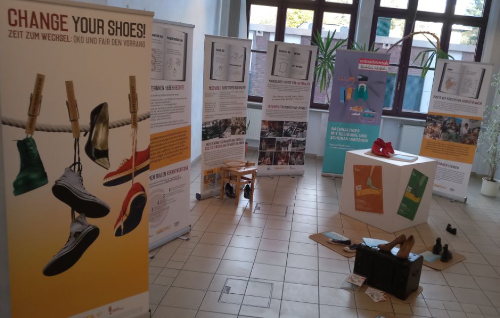 Beispiel: Ausstellung Beispiel: Ausstellung - Beispiel: Roll-Up Ausstellung