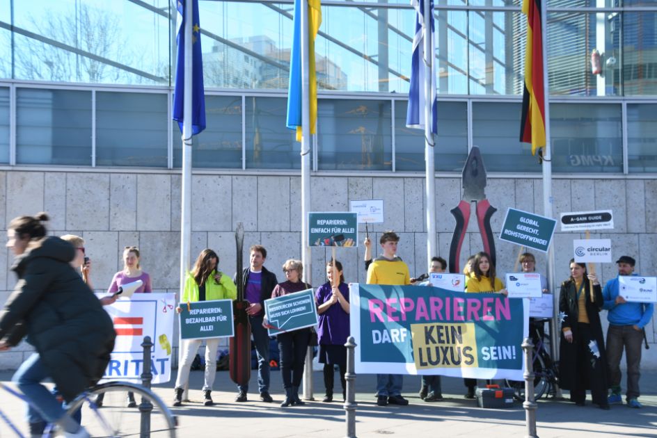 Aktivist*innen demonstrieren vor dem Konrad-Adenauer-Haus für ein echtes Recht auf Reparatur