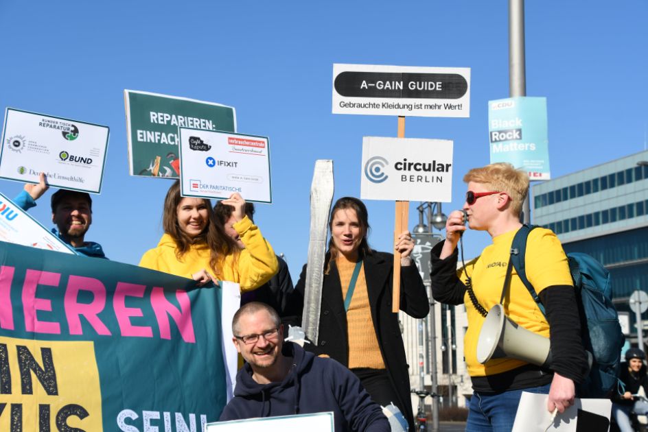 Aktivist*innen demonstrieren vor dem Konrad-Adenauer-Haus für ein echtes Recht auf Reparatur