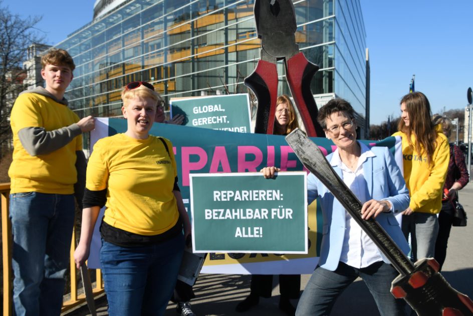 Aktivist*innen demonstrieren vor dem Konrad-Adenauer-Haus für ein echtes Recht auf Reparatur