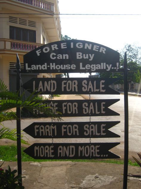 Land Grabbing - Alltag in Kmabodscha Ein Schild in Kamboscha: Foreigner can buy Land-house legally