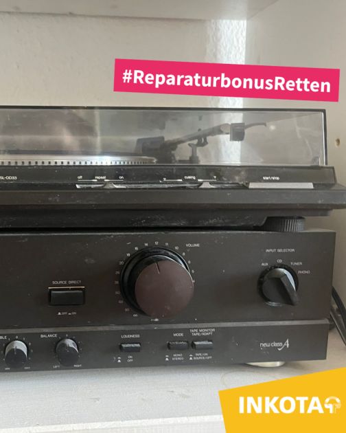 Schwarzer Plattenspieler steht auf einem schwarzen Verstärker