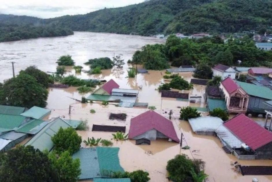 Ein Fluss und ein überschwemmtes Dorf